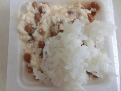 納豆と豆腐を混ぜてそこにご飯！モリモリで食べたよ＾＾