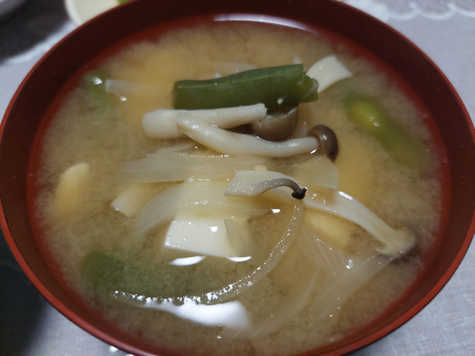 インゲン しめじ 玉ねぎ 豆腐のお味噌汁