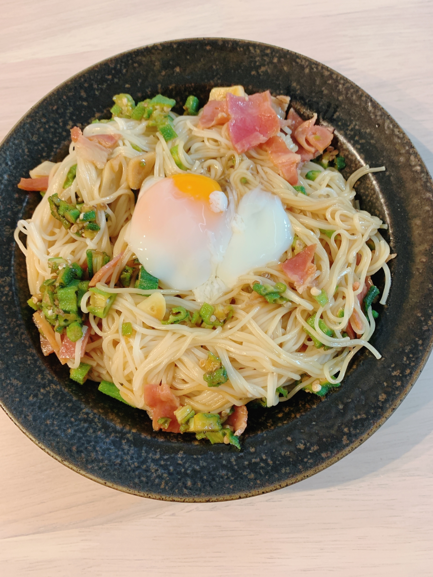 おくらとベーコンのそうめんチャンプル〜温泉卵乗せ〜