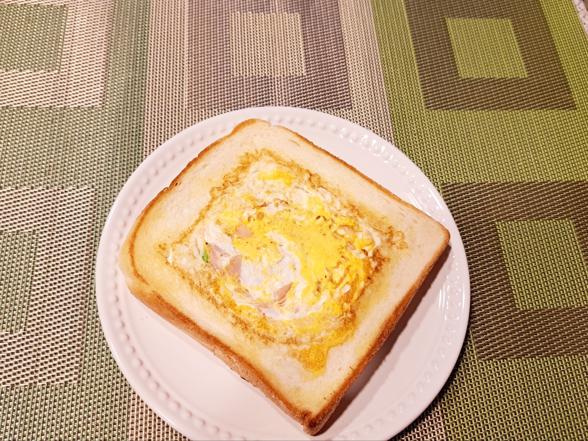 フライパンで！くり抜き食パン ハムエッグトースト レシピ