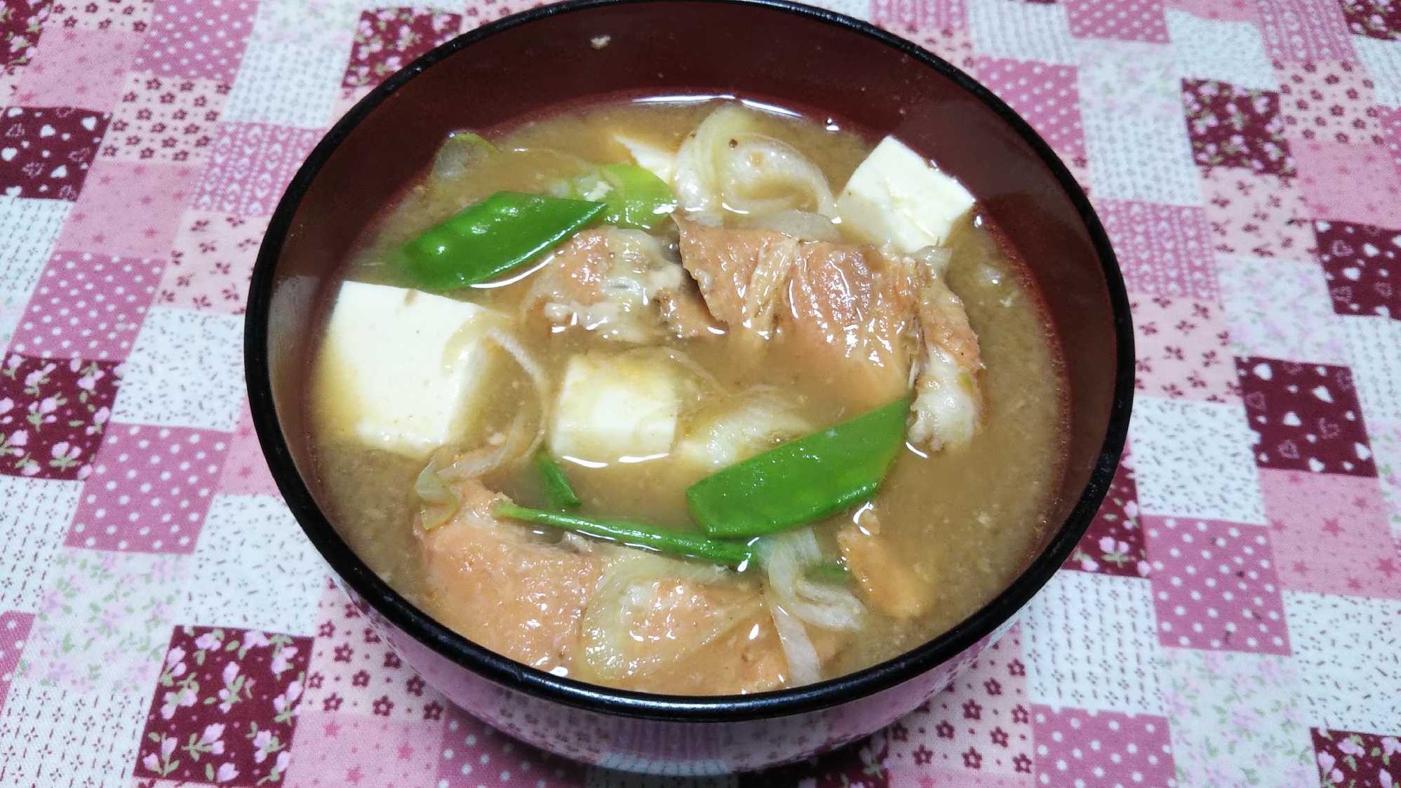 鮭の中骨缶と絹さやと豆腐と長ねぎの味噌汁☆