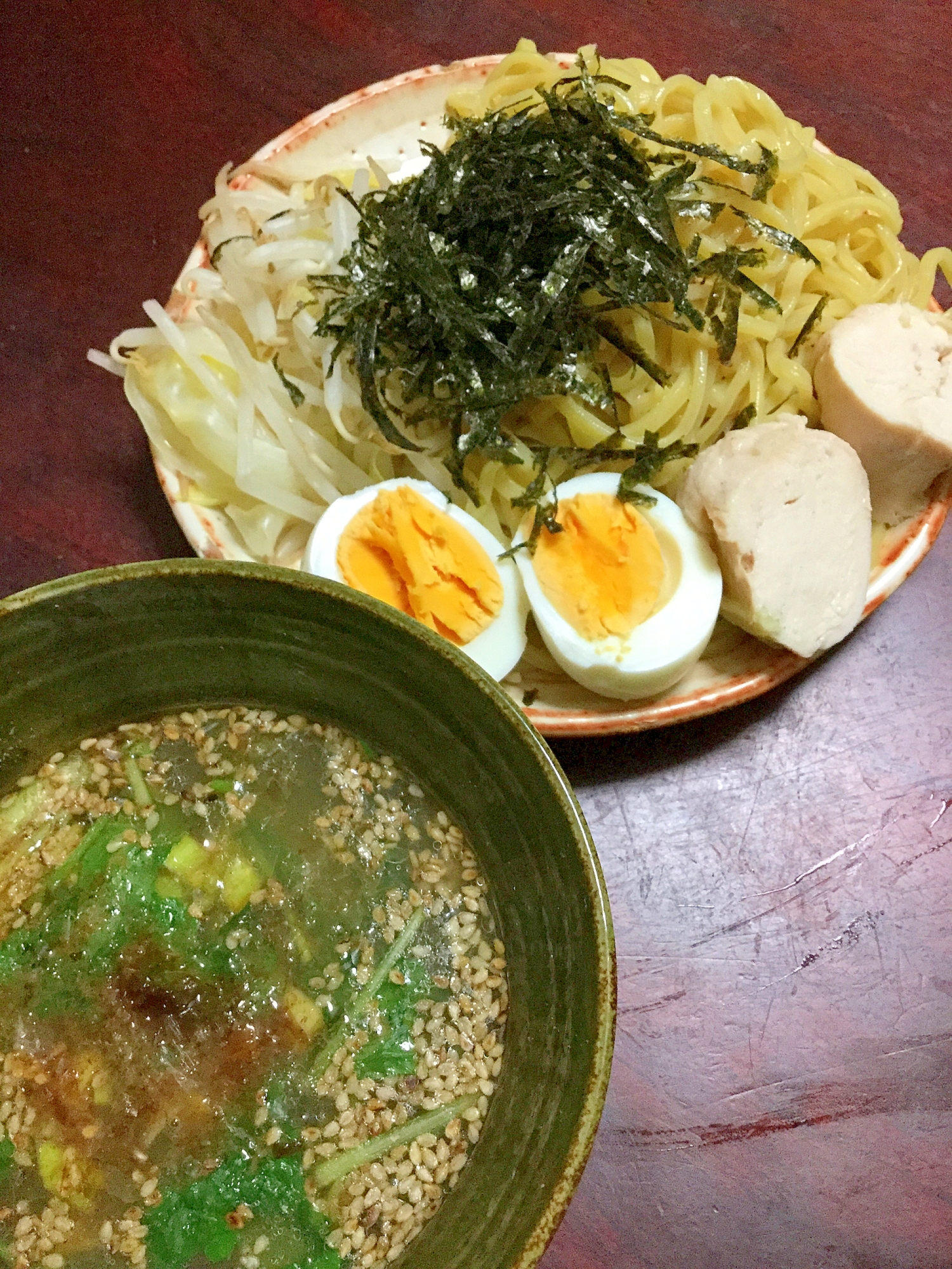 麺つゆを鶏皮で濃厚にした☆鶏チャーシューのつけ麺。