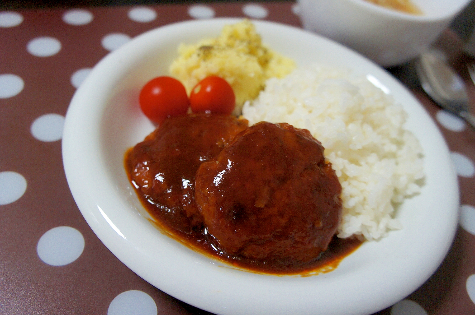 お店で出せるかも？なおいしい簡単煮込みハンバーグ