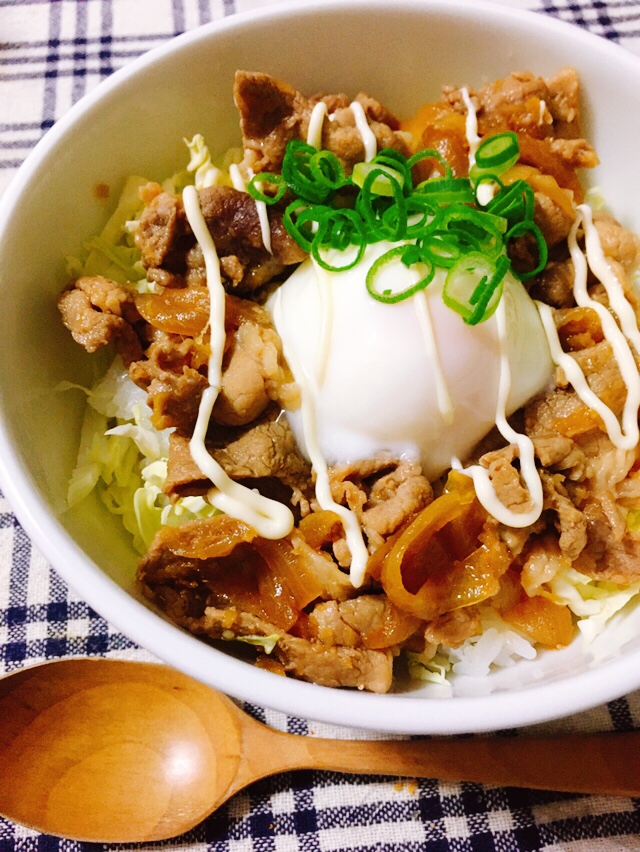 キャベツであっさり♪温玉のせ豚丼