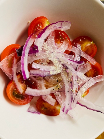 トマトと紫玉ねぎの粉チーズサラダ