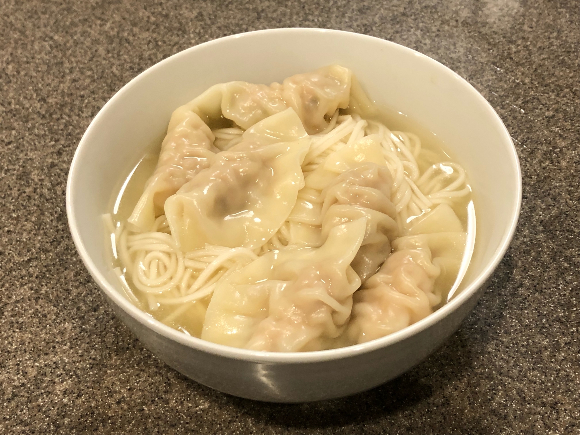 鶏がらスープの素で温かいひやむぎ〜水餃子のせ〜