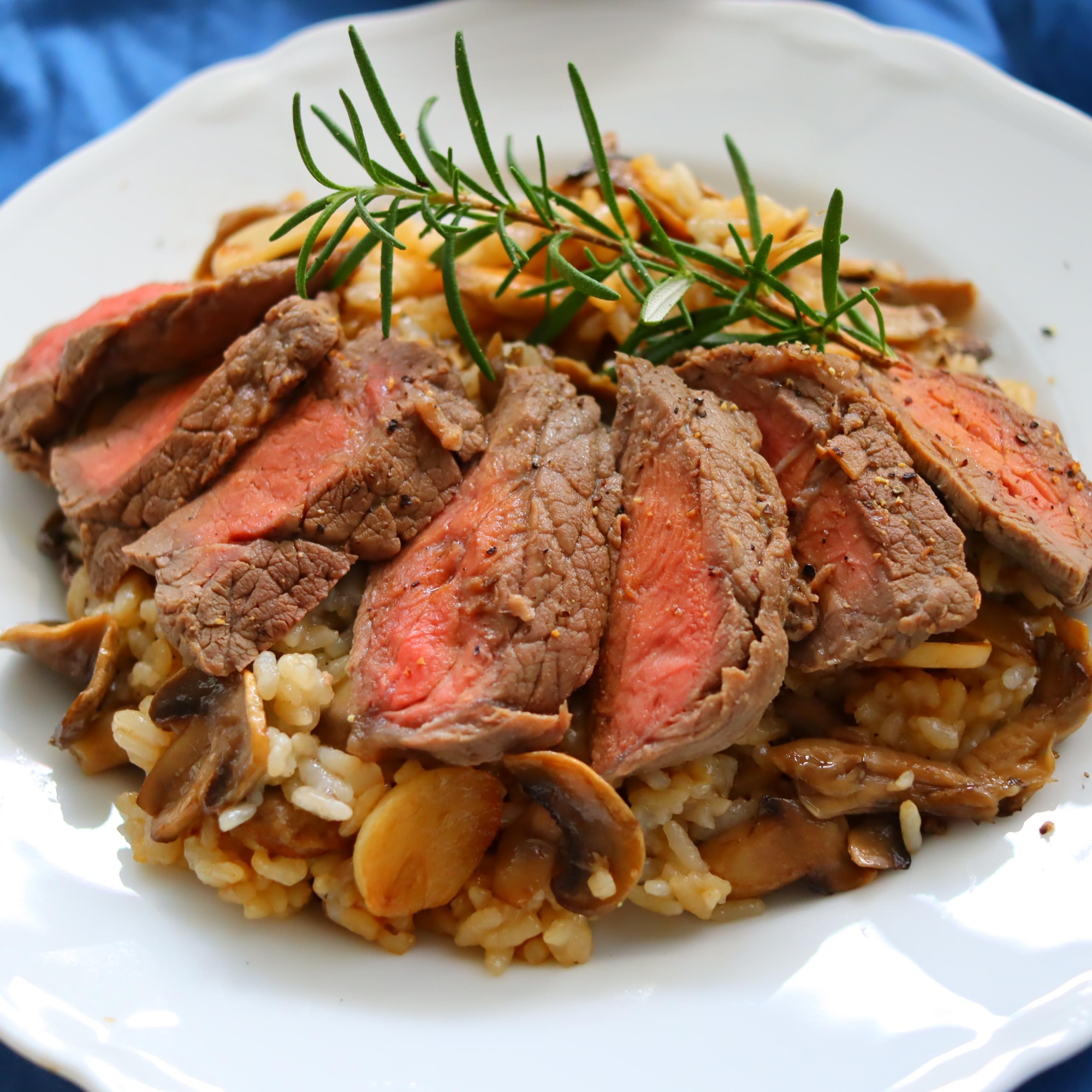 体力UP!舞茸で柔らかステーキ&ガーリックライス