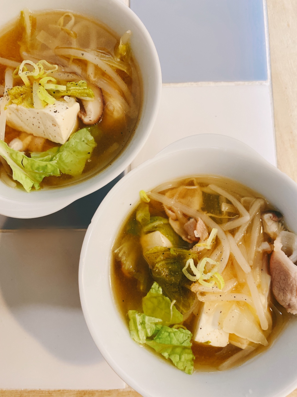 白い器に盛られた、酸辣湯風スープ