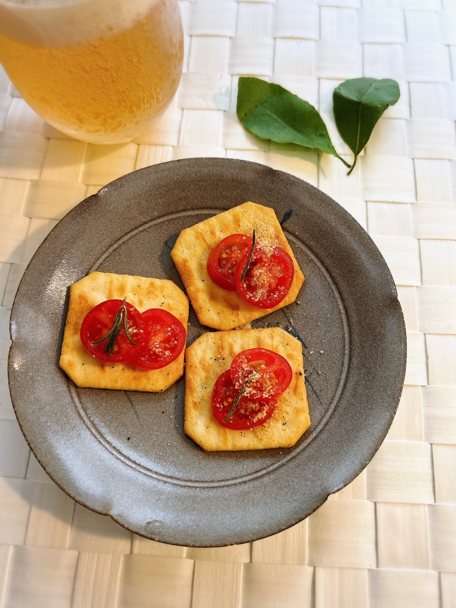 防災ビスケットに焼きプチトマト乗せ