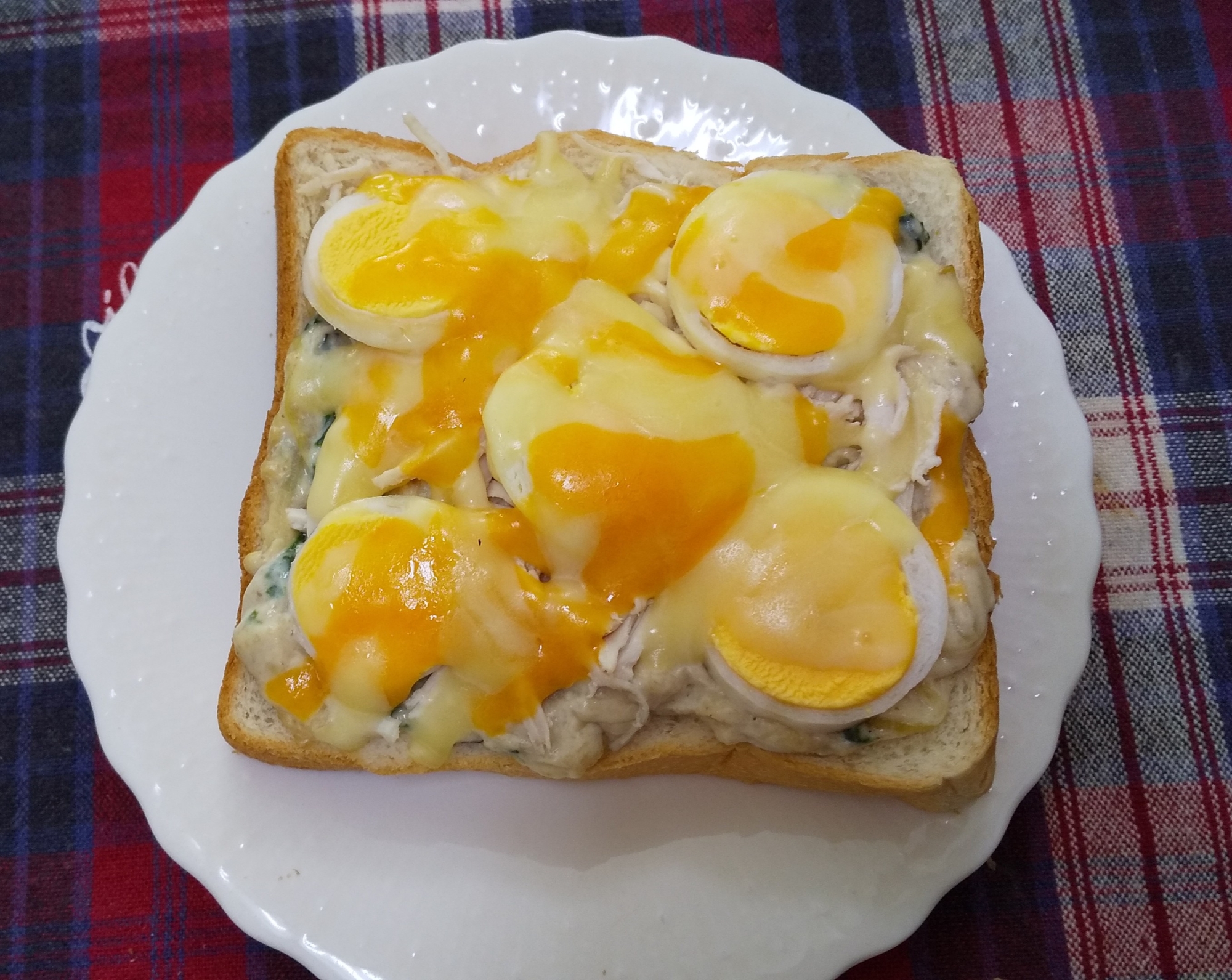 卵とホワイトソースのトースト