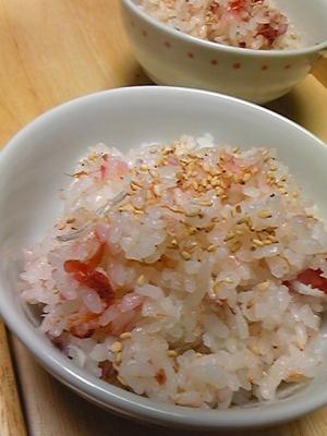 ほんのり桜色☆梅干の炊き込みご飯