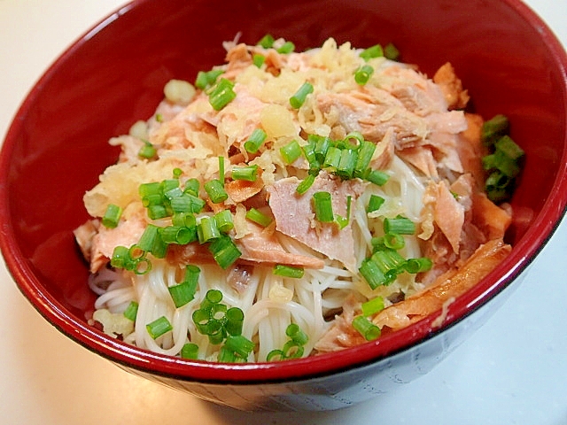 秋鮭と天かすのぶっかけ素麺