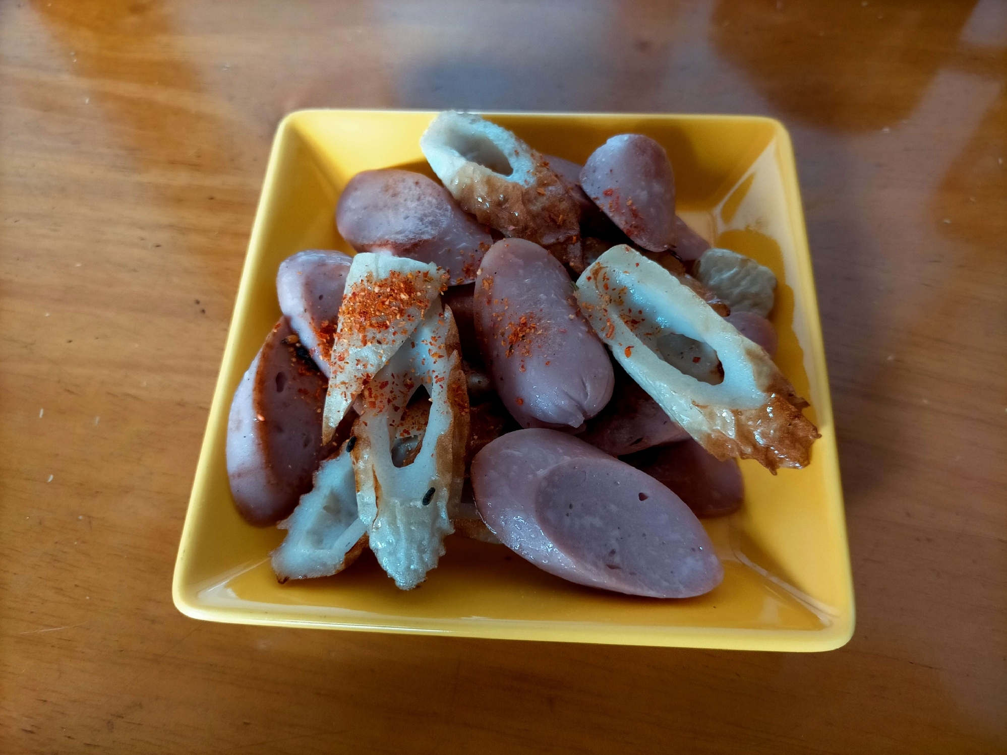 ソーセージと竹輪のピリ辛炒め