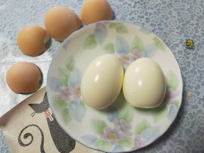 ゆで卵ﾆｬﾝฅ(>ω<  )ฅﾆｬﾝ♪コロコロしたいฅ(๑>ㅅ<๑)ฅにゃーパカっと桃太郎～のように取れたにゃ～＼(^^)／(*ΦωΦ*)ちゃんも近づいてきたよ