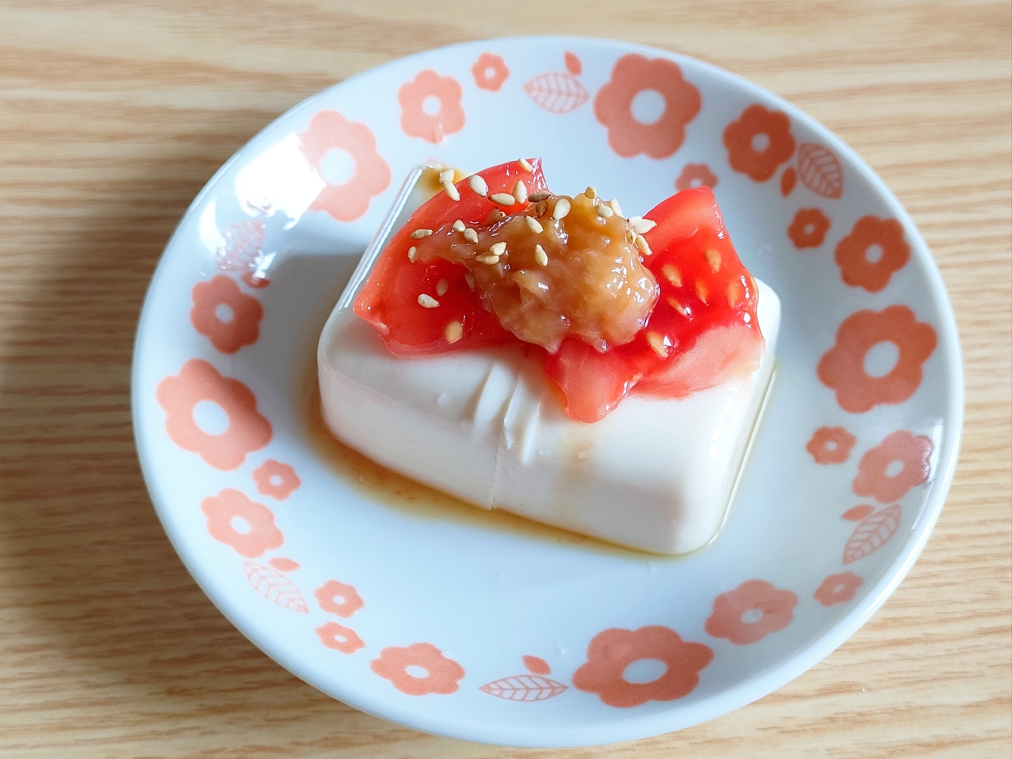 トマトと梅干しとごまの冷奴