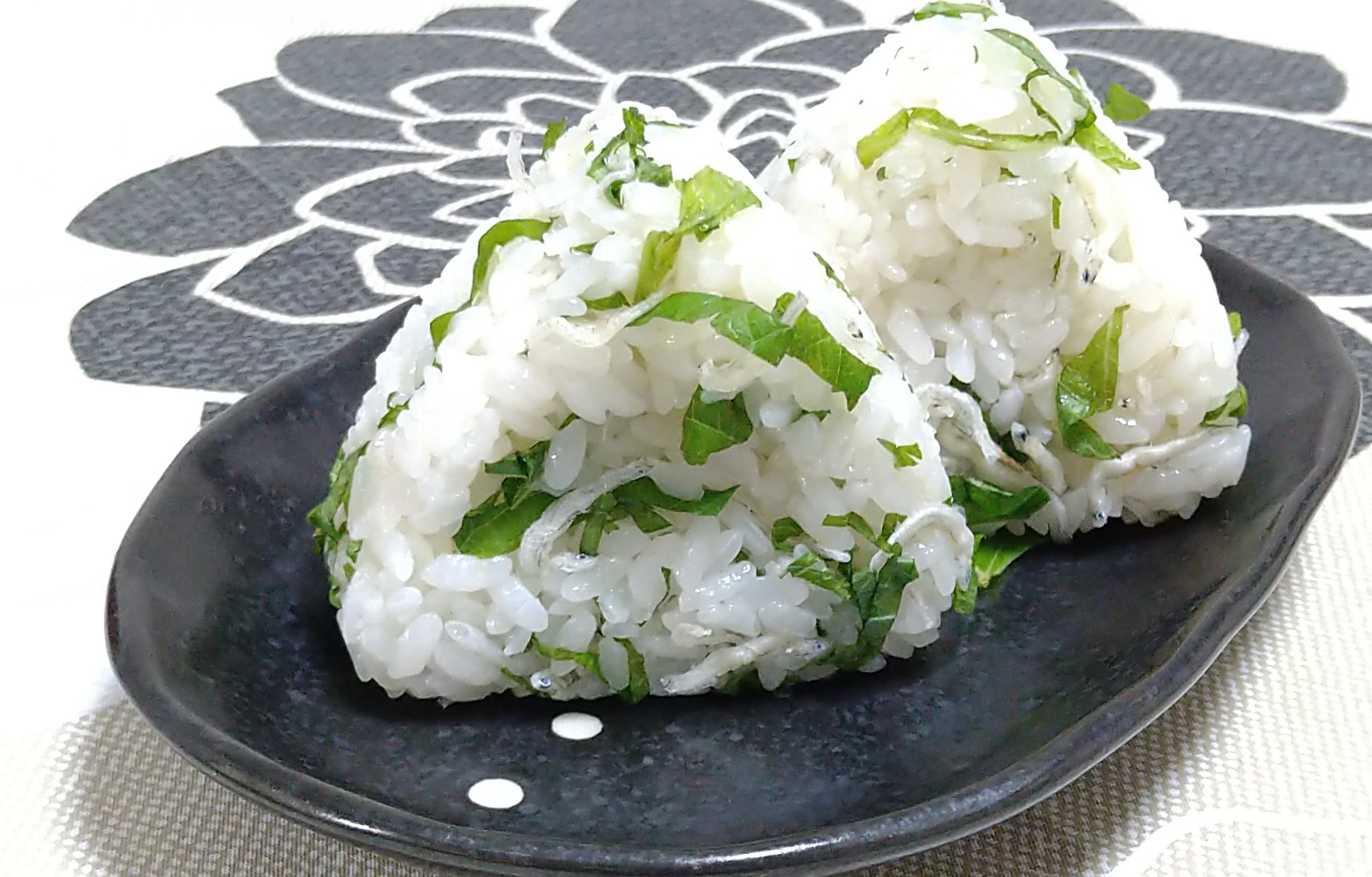 ごま油香る〜ちりめんおにぎり