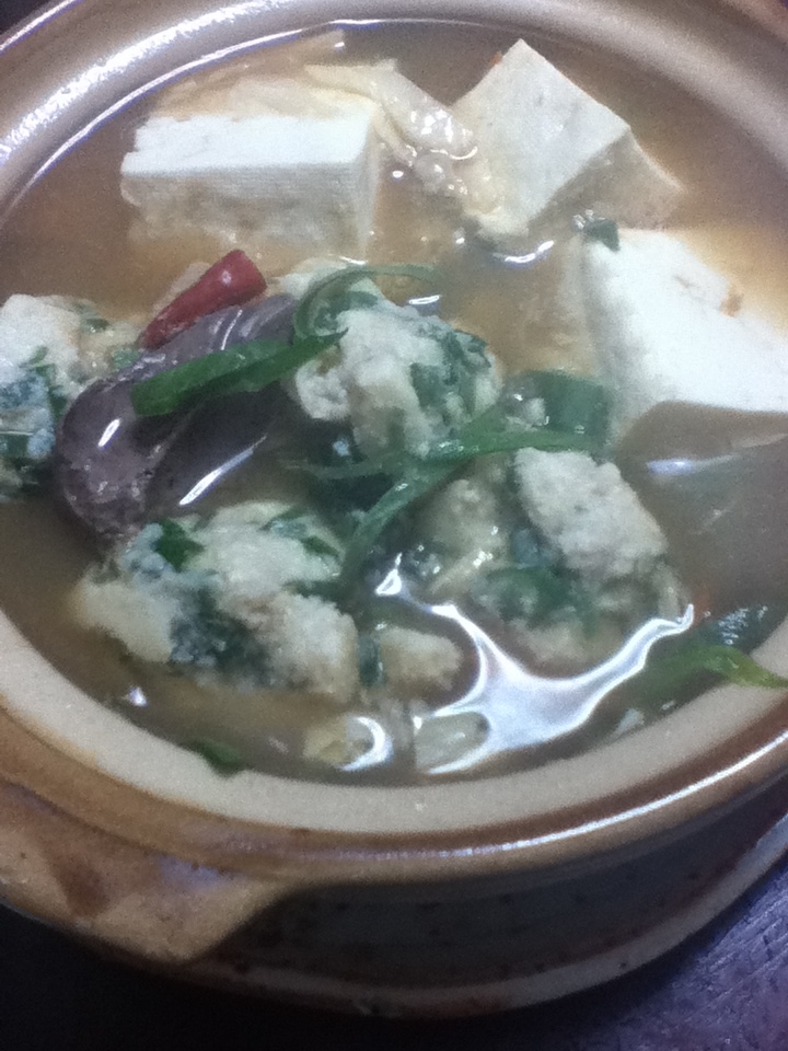 鯖と高野豆腐のつくねが入った味噌鍋