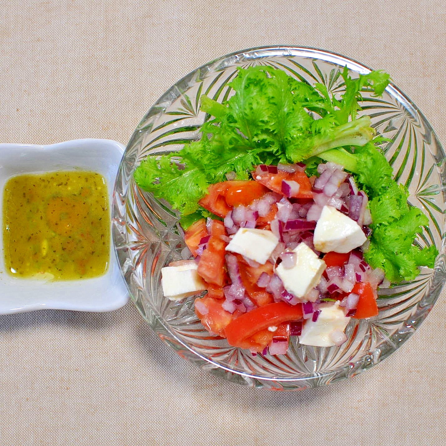 モッツァレラチーズとトマトと赤玉葱のサラダ