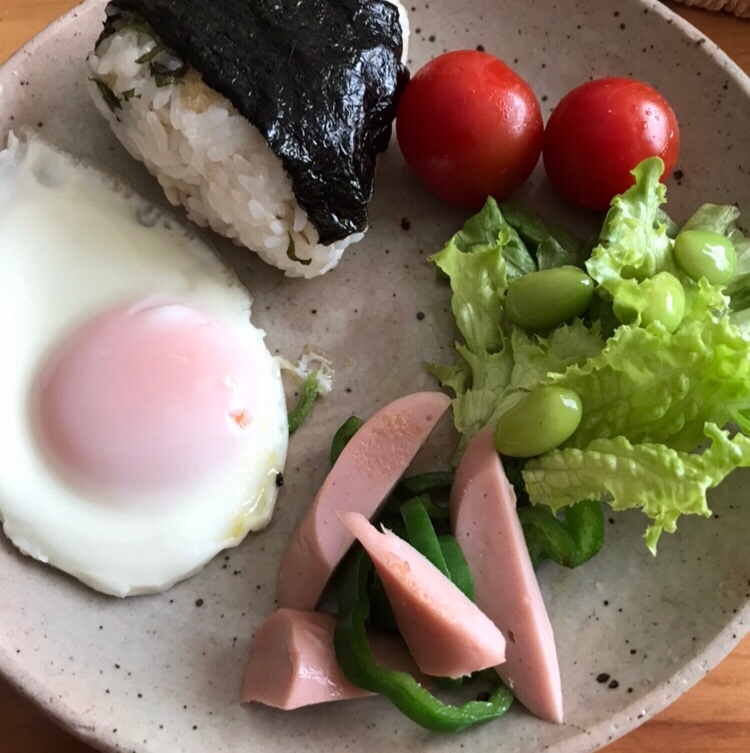 青じそ天かす海苔巻きおむすびの朝ごはん