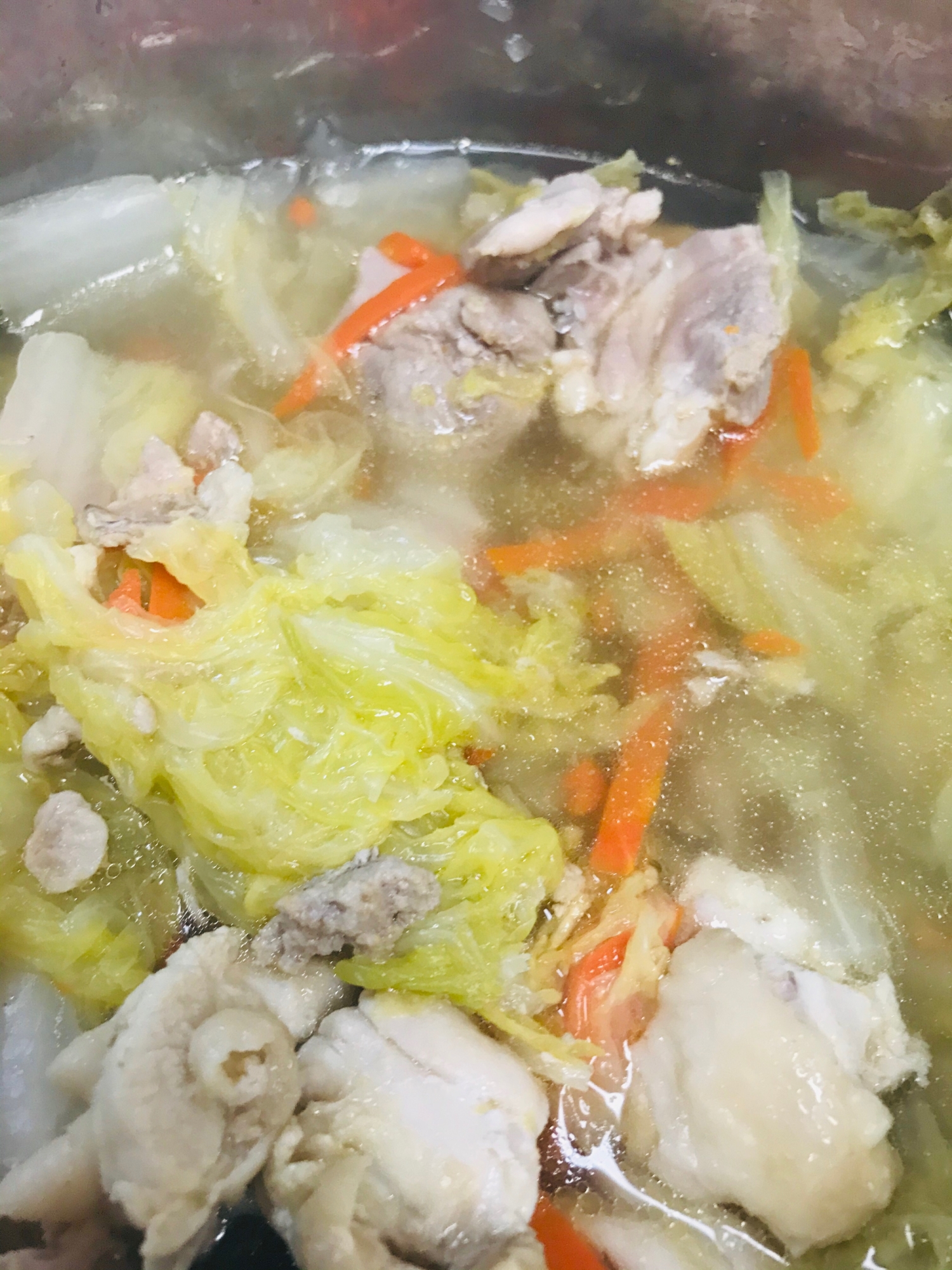 白菜と鶏もも肉と人参の和風スープ