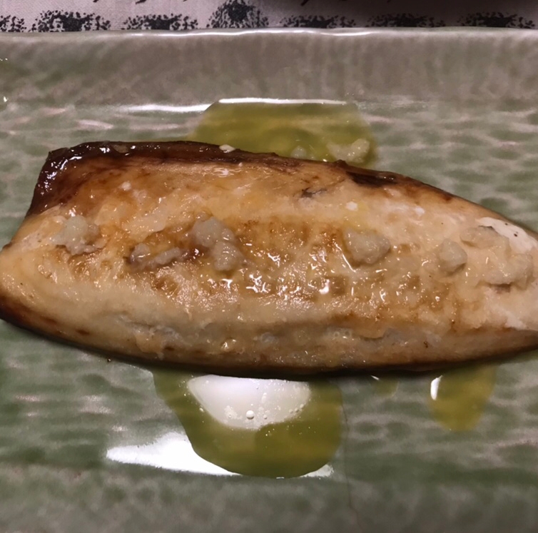 生姜とシークワーサー果汁の塩鯖焼き
