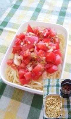 白いお弁当箱の中の冷製パスタ弁当