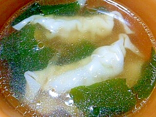 わかめと冷凍餃子の中華スープ