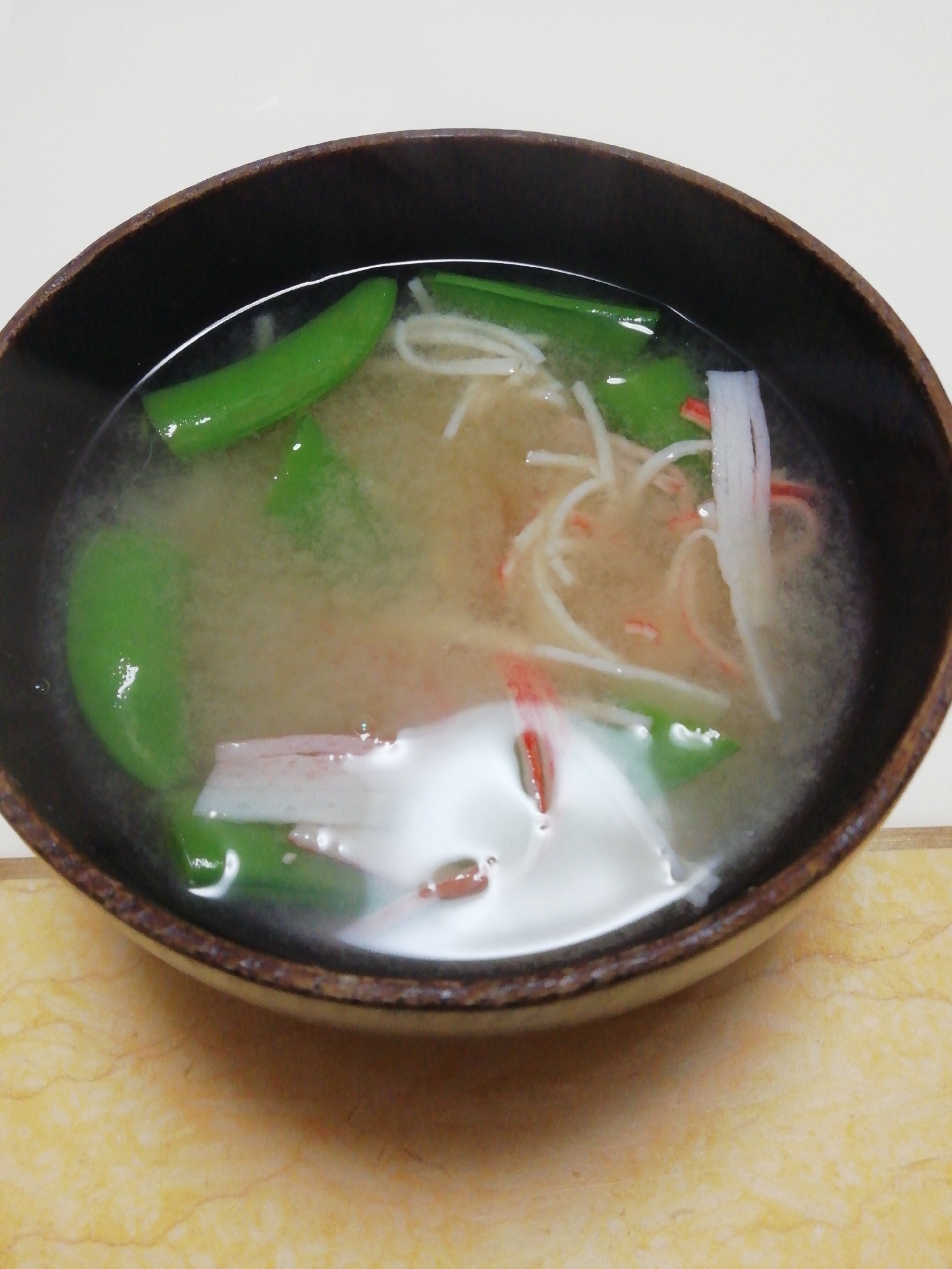 スナップえんどうとカニカマの麦味噌汁