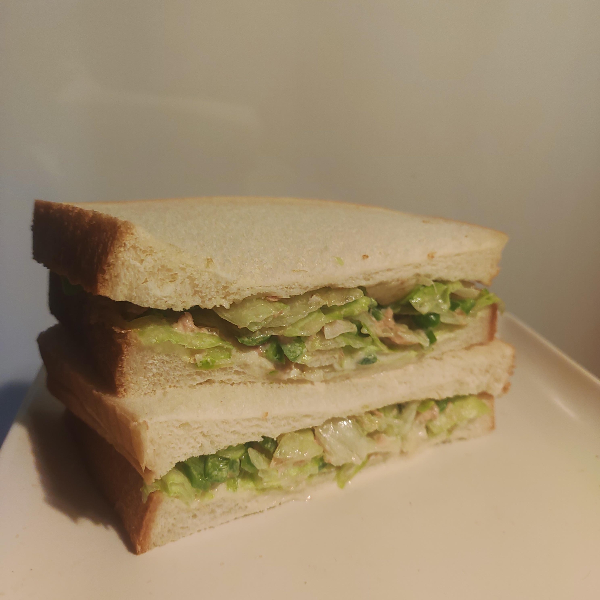ピーマン、レタス、ツナサンド