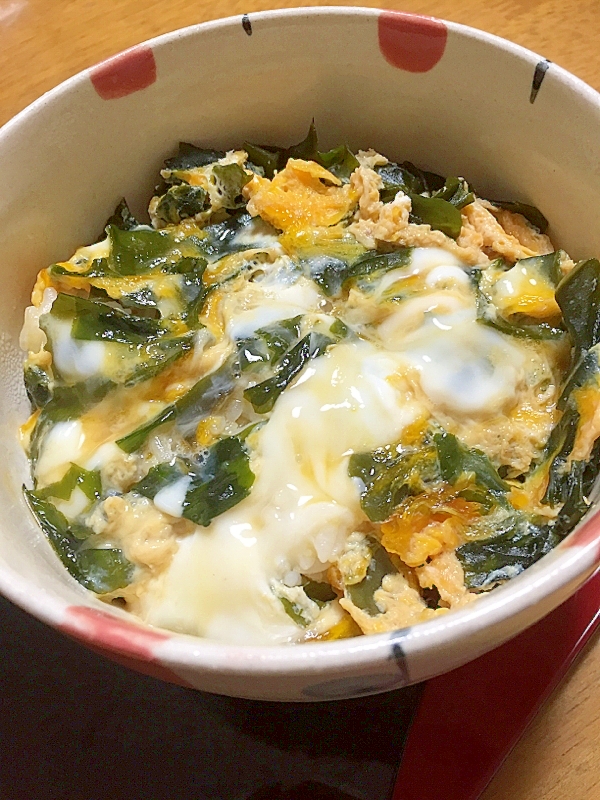 包丁いらずですぐできる！わかめが入った玉子丼♪