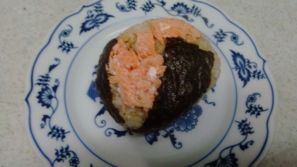 炒りたま鮭フレ、青のり白ごまが雑穀で大騒ぎおにぎり