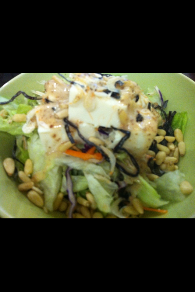 お豆腐と松の実の和風サラダ