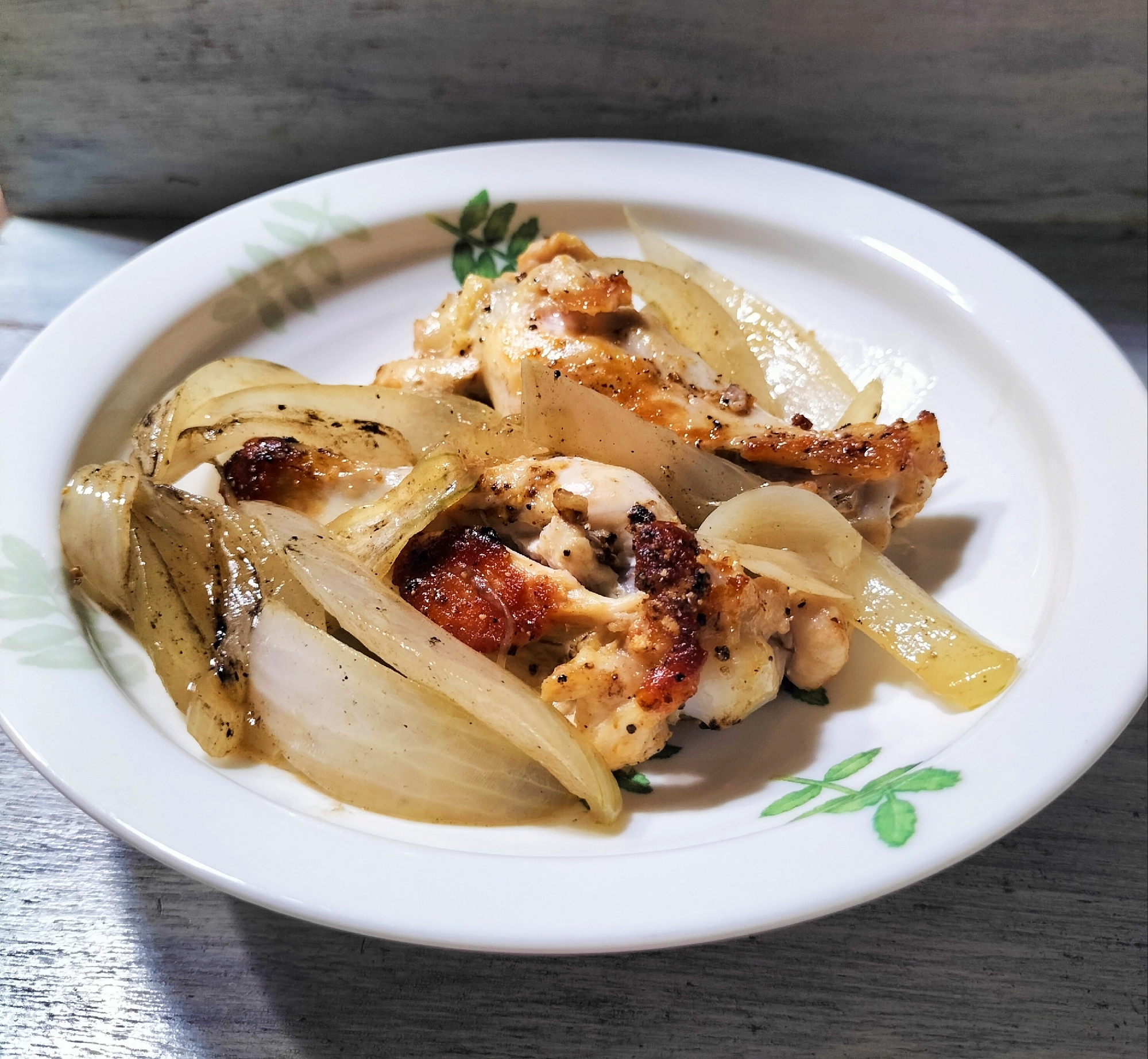 ローリエ＆にんにくの手羽元・新玉ソテー