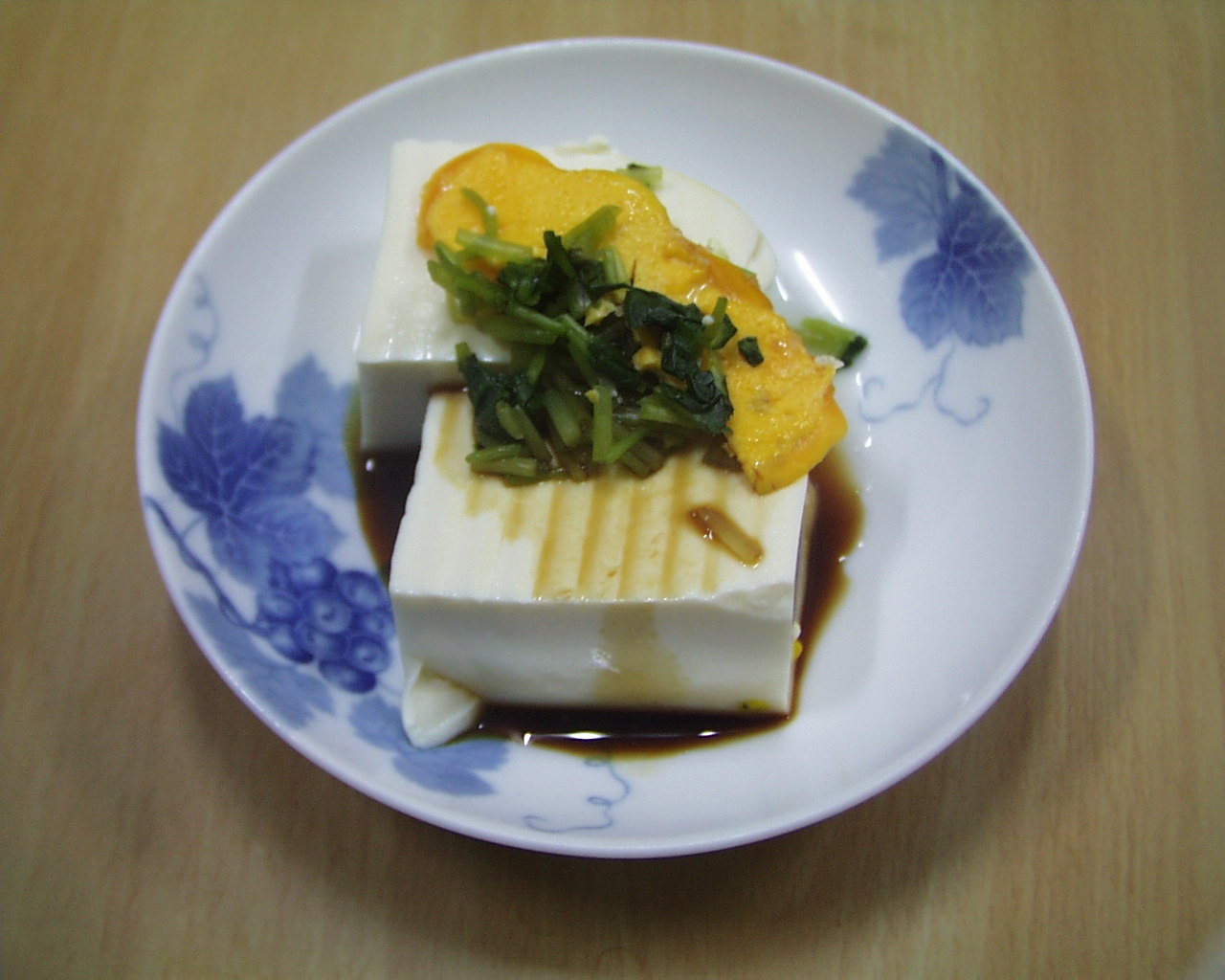 湯豆腐、たまご、三つ葉の添え物