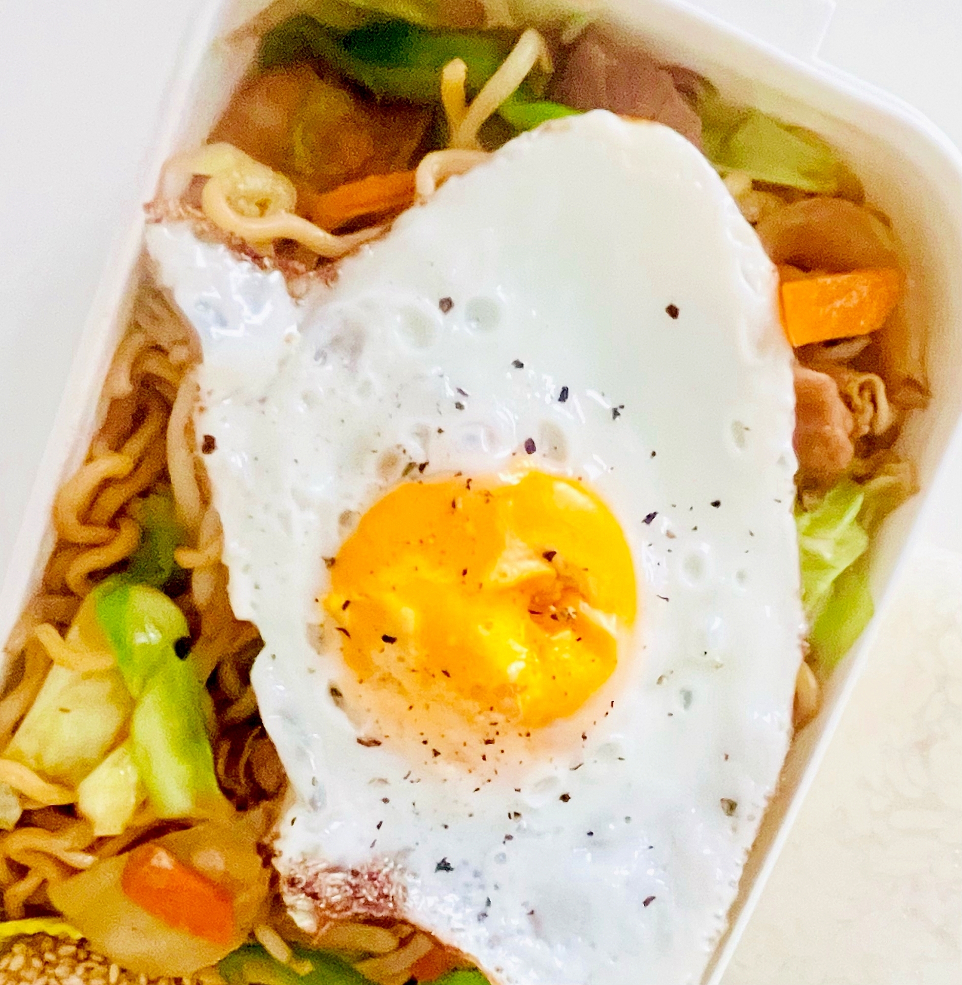 焼きそばの目玉焼きのせ