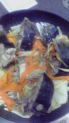 フライパンで野菜を蒸しておいた上に、焼きたての塩焼きアラちゃんを乗せテーブルへ。ちょっと豪快すぎ？