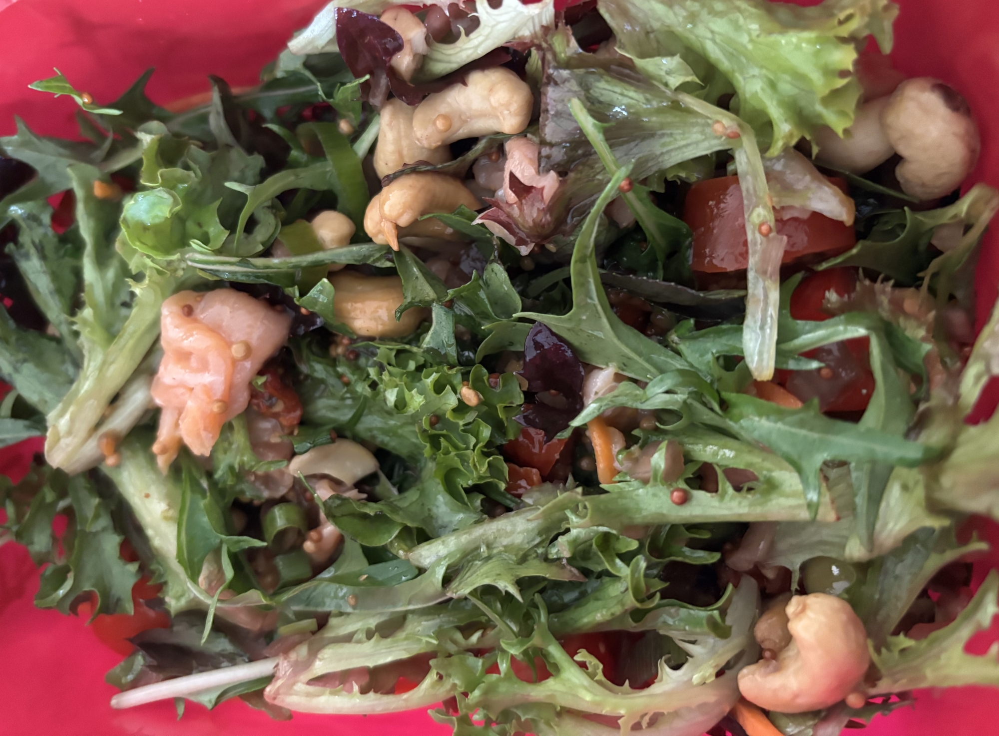 スモークサーモン入り具沢山サラダ