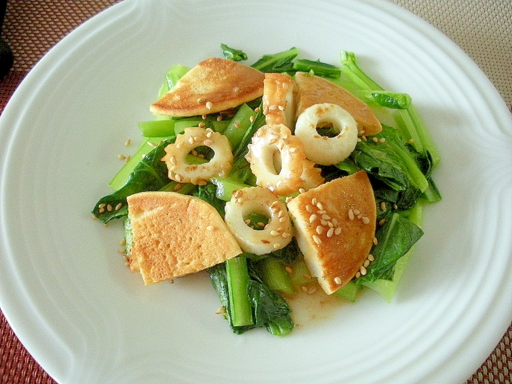 小松菜とちくわソテーの大豆粉パンケーキのせサラダ♪