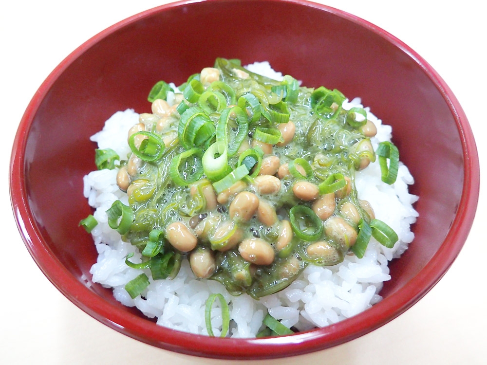 スピルリナ・納豆めかぶ丼