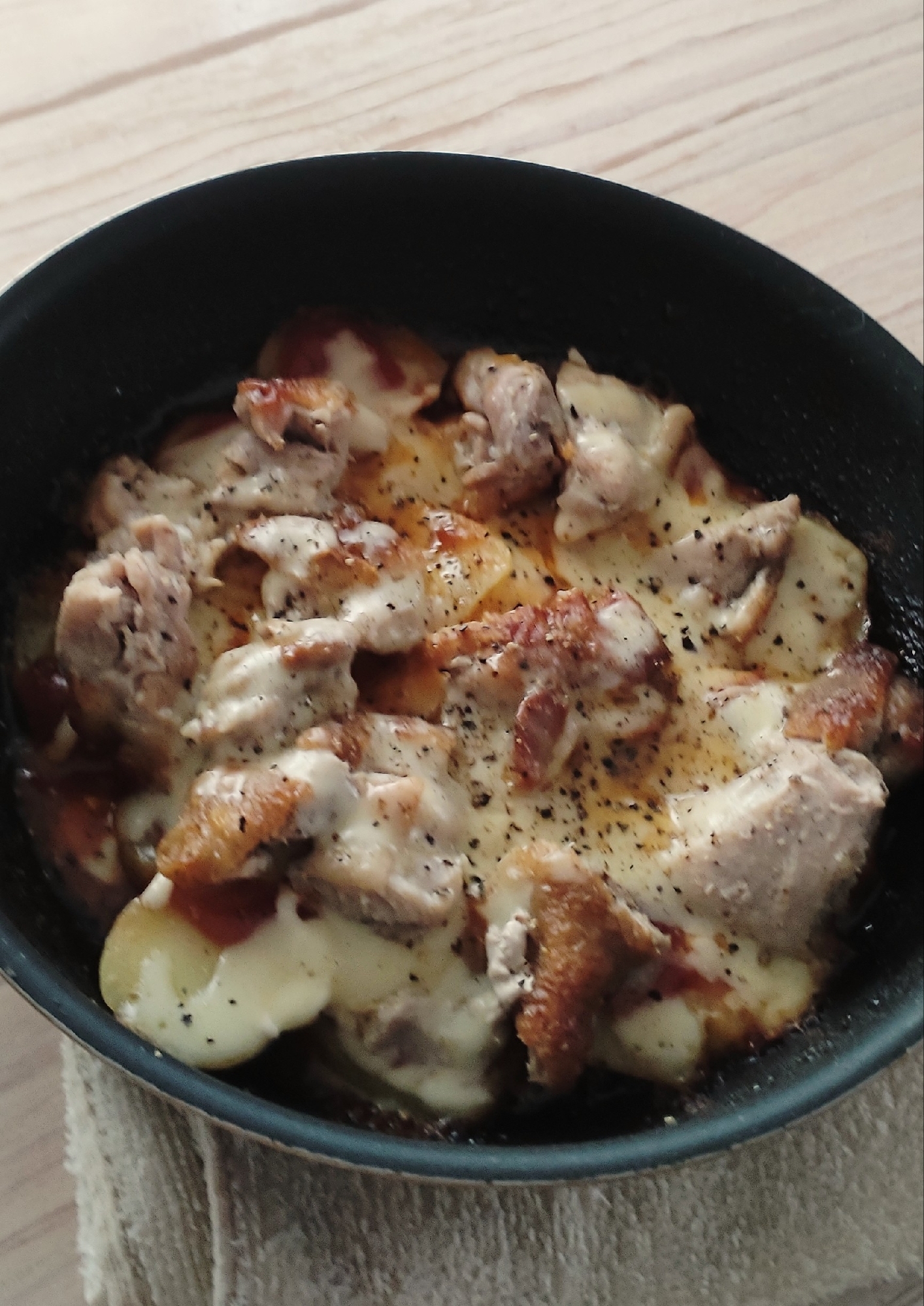 じゃがいもと鶏肉のチーズ焼き