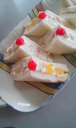 フルーツ缶で!簡単フルーツサンド♪