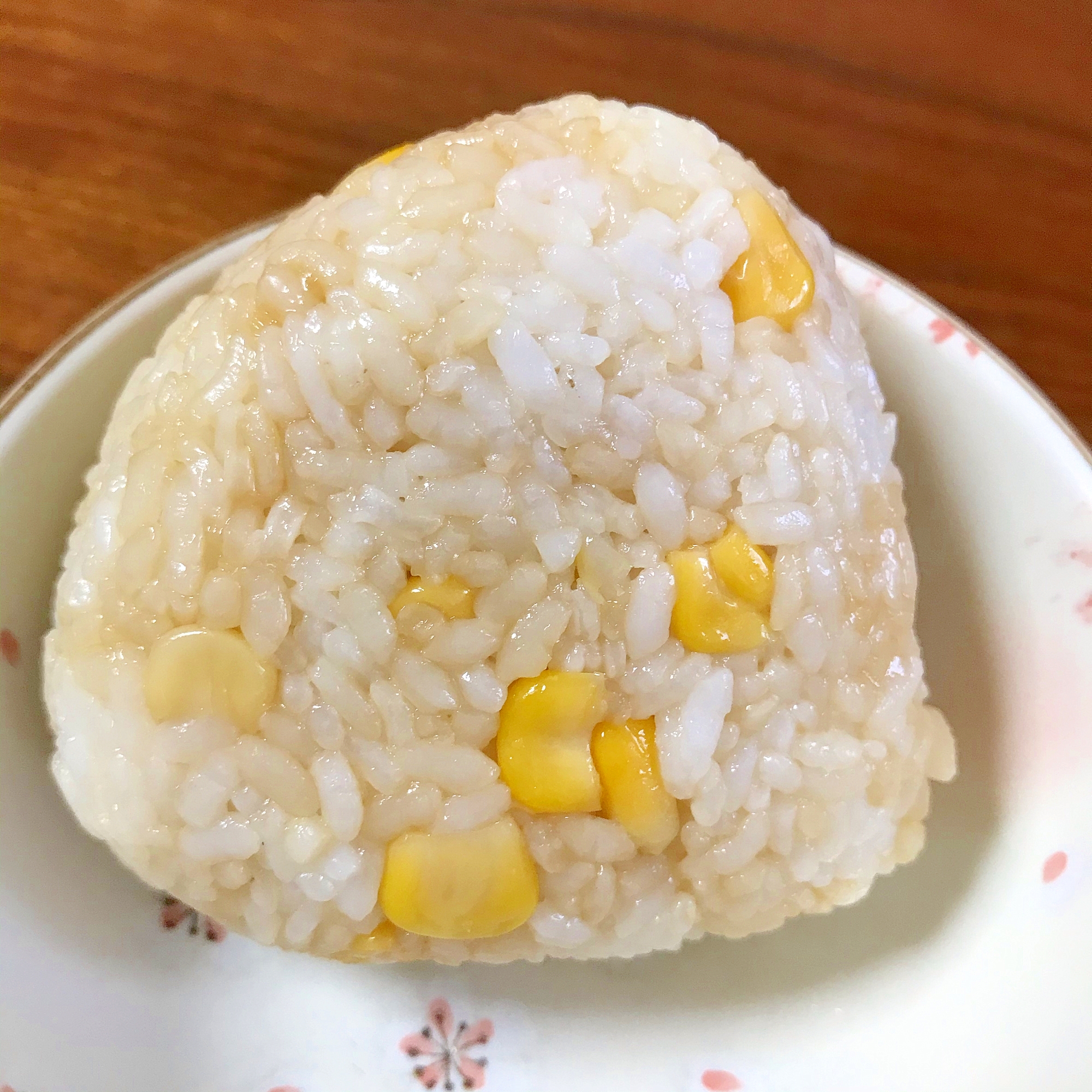 コーンバター醤油のおにぎり