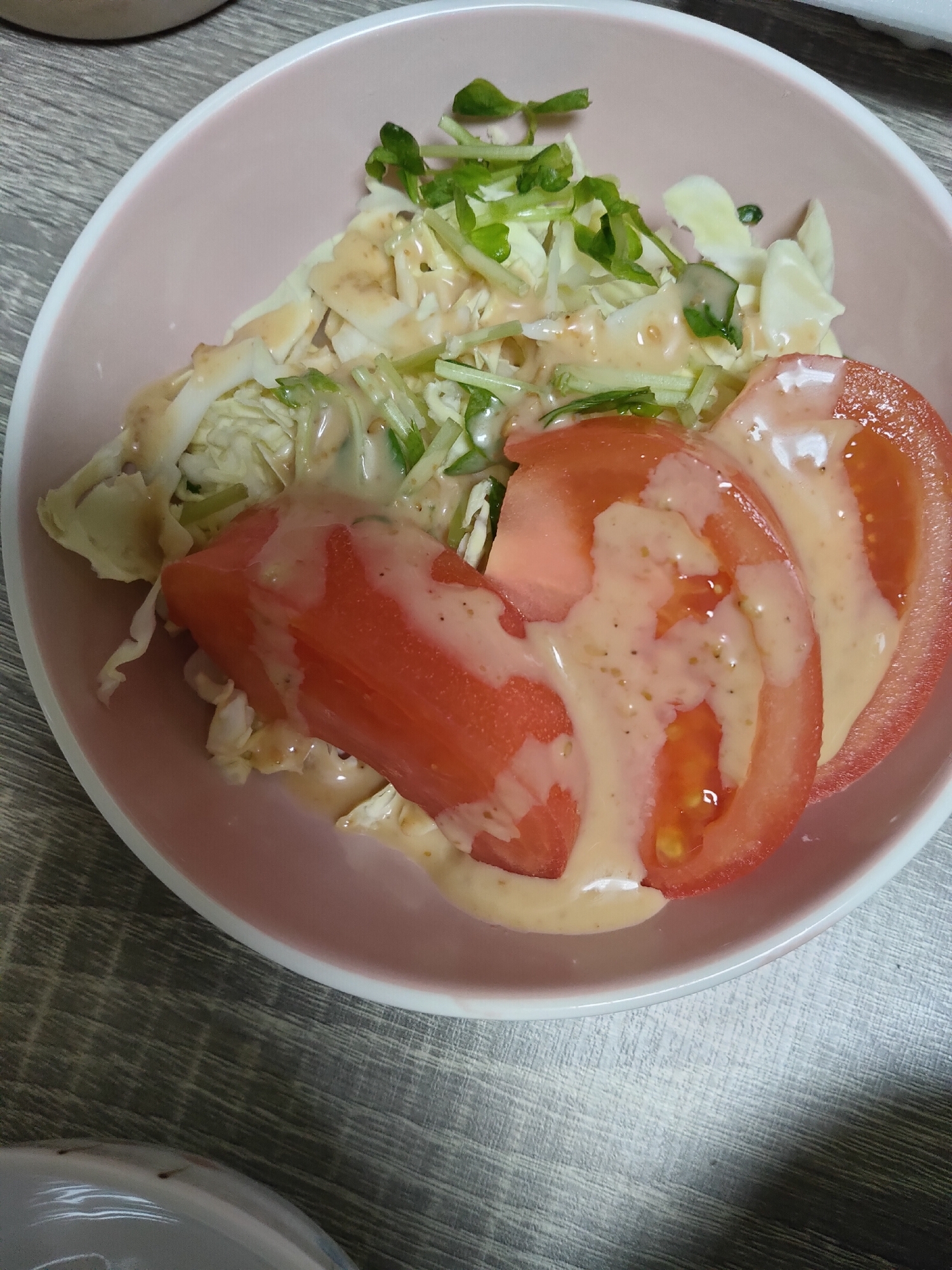 豆苗とキャベツとトマトのサラダ