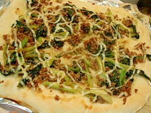小松菜と挽肉のピザ