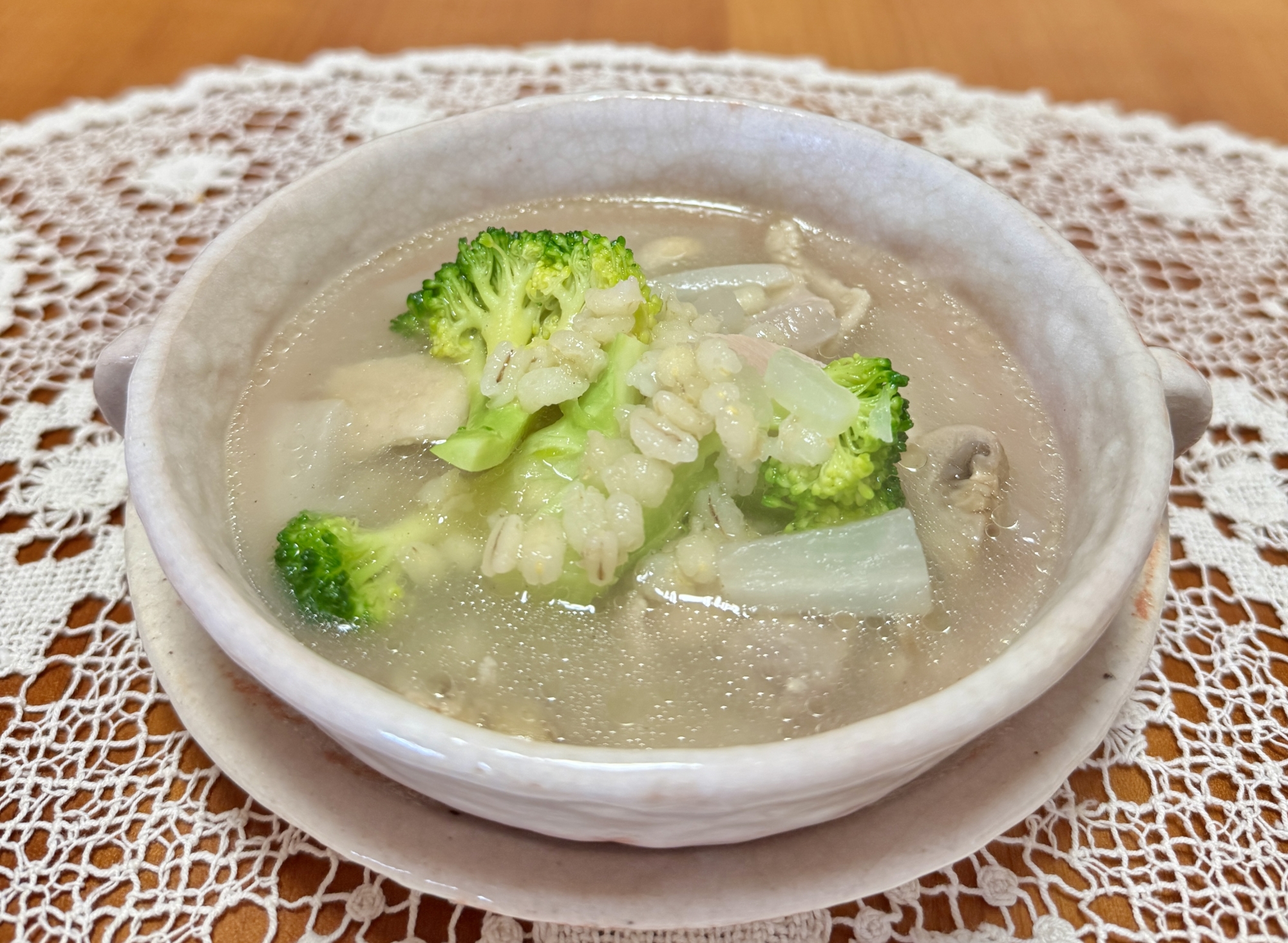 栄養豊富なもち麦を食べよう！鶏ももスープ