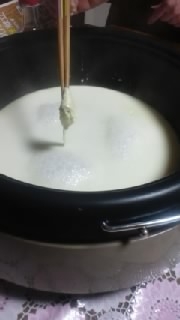 ホットプレートが、少しグツグツしてますが　笑　近所のこだわりの豆腐やさんの濃い豆乳で挑戦！と～っても美味しかったです。ゆばが沢山食べれて大満足でした。