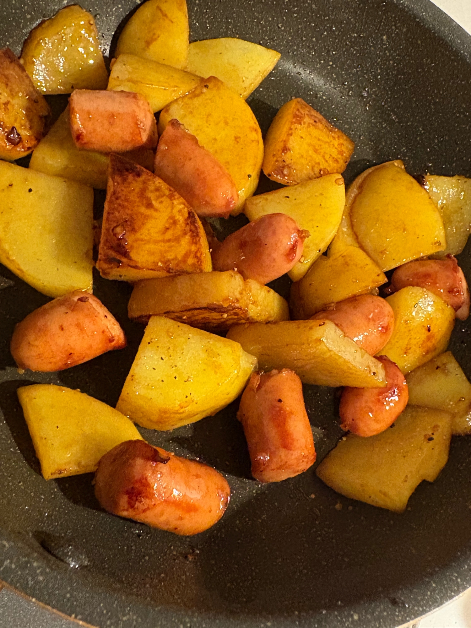 醤油にんにくが効いたじゃがいもソーセージ炒め
