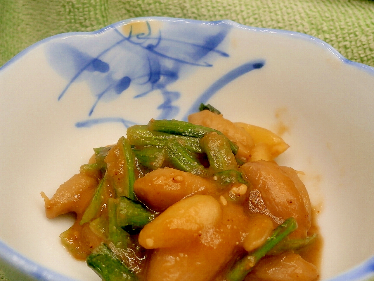 茹で落花生と小松菜の味噌煮