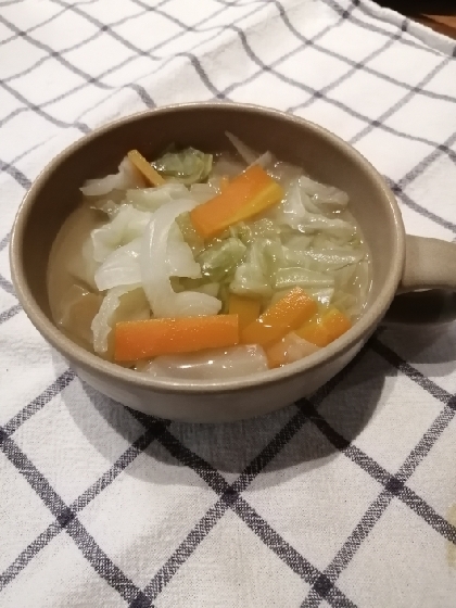 シンプルな調味料ですっごくおいしいですね☆野菜の旨味が感じられる優しいスープでした♪
