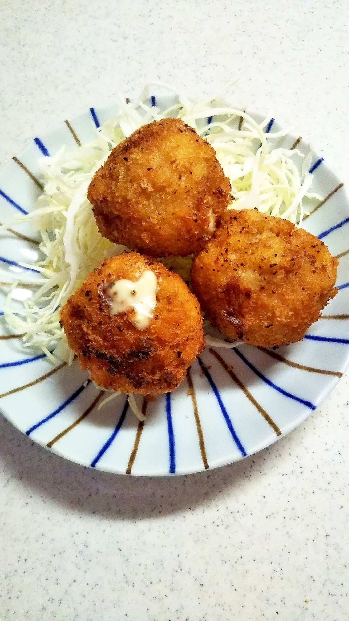 豚こま肉でボール型♪おつまみチーズinとんかつ